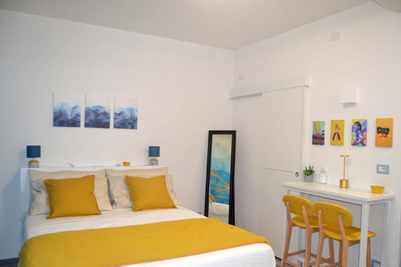 Room&Chiaia Наполи Екстериор снимка